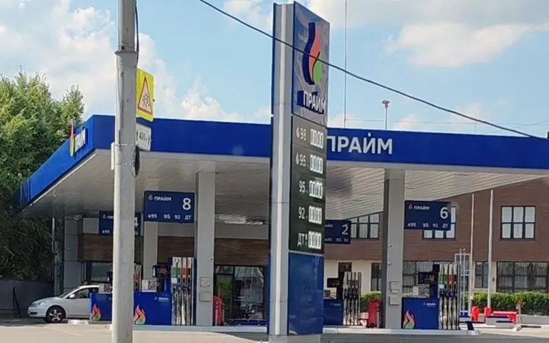 Депутат заксобрания Новосибирской области считает, что дефицит бензина и ограничения на АЗС напоминают монополизацию рынков вертикально-интегрированными нефтекомпаниями; в регионах также связывают дефицит с ударами беспилотников по НПЗ.
