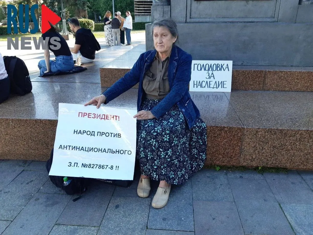 Председатель новосибирского отделения ВООПИК Наталья Шамина объявила голодовку в Москве; её сначала задержали, затем перевезли в психиатрическую больницу. Активисты выступают против закона, позволяющего регионам снимать охранный статус с памятников.