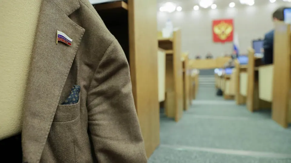 Правительство поддержало инициативу, которая снимает наказания за неподачу или несвоевременную подачу деклараций региональными депутатами. Поправки требуют доработки, а сами изменения продолжают линию законодательных новаций конца 2025 года.