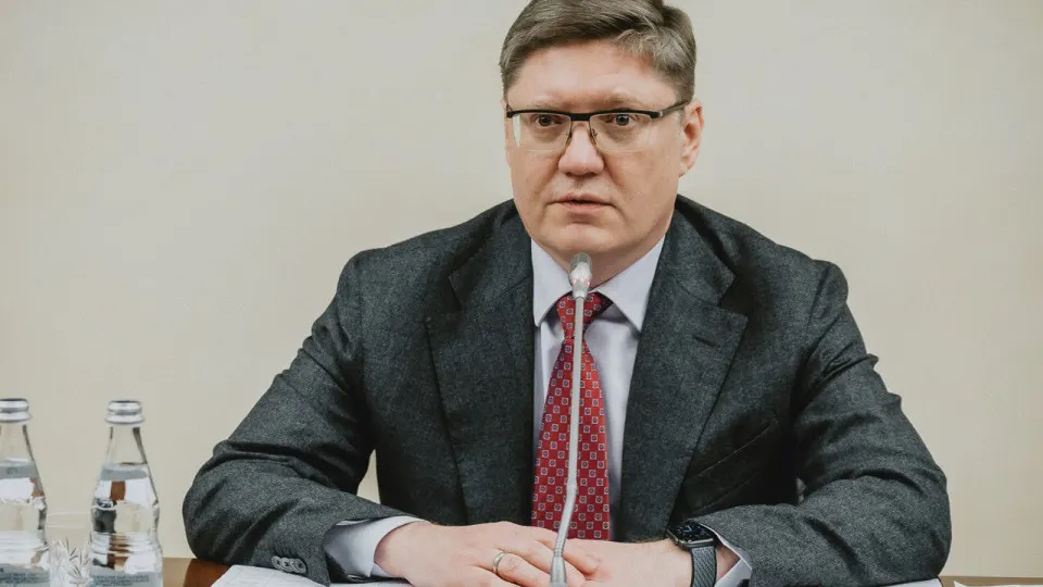 Заместитель руководителя «Единой России» призвал не поддаваться панике, связал дефицит бензина с ударами по нефтеперерабатывающим заводам и пообещал восстановление поставок. Кризис привёл к очередям, ограничениям и росту спроса на установку газобаллонного оборудования.