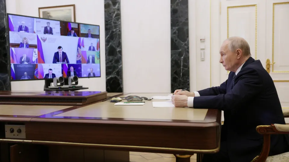 Президент одобрил предложение губернатора Забайкалья о создании сети небольших нефтеперерабатывающих заводов для повышения устойчивости поставок. Инициатива возникла на фоне резкого сокращения переработки и ограничений на экспорт и внутренние продажи топлива.