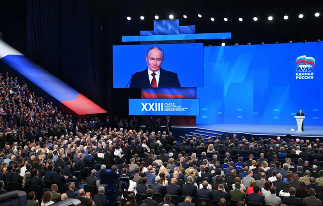Администрация президента скорректировала целевые показатели для партии власти на предстоящих выборах: теперь в большинстве регионов ориентируются на примерно 45% голосов при явке около 50%. Решение объясняют падением рейтингов и экономическими трудностями.