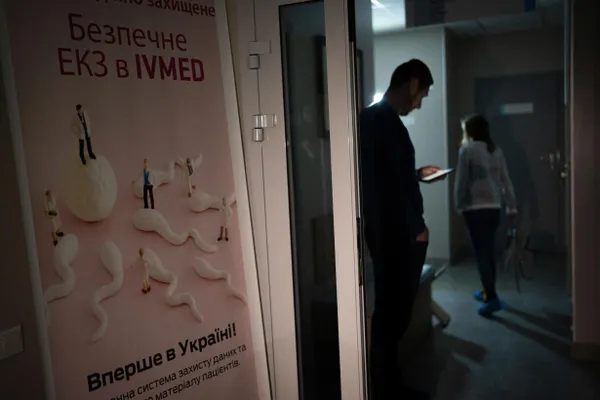 Депутаты приняли поправки в закон «О ветеранах»: после вступления закона в силу вдовы участников боевых действий (в течение пяти лет после гибели, при условии отсутствия повторного брака) и жены инвалидов боевых действий получат право на бесплатное ЭКО. Суррогатное материнство и криоконсервация биоматериала оплачиваются отдельно.