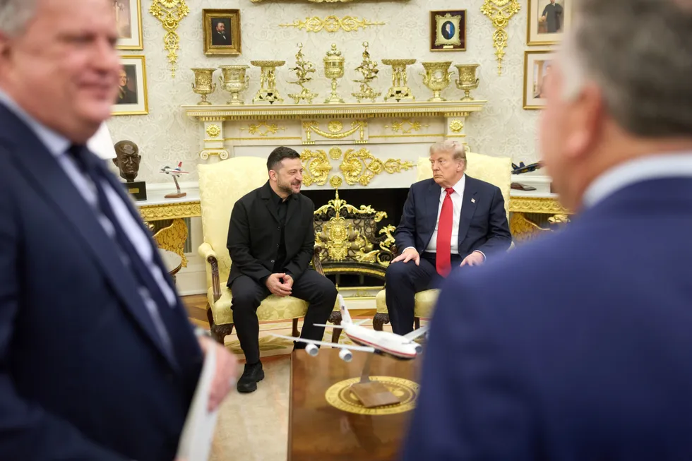 Владимир Зеленский провёл в Вашингтоне переговоры с Дональдом Трампом: обсуждали производство и поставки ракет Patriot, санкции против импорта российских углеводородов и визит спецпосланников. Читатели рассказывают о последствиях ударов по украинским складам.