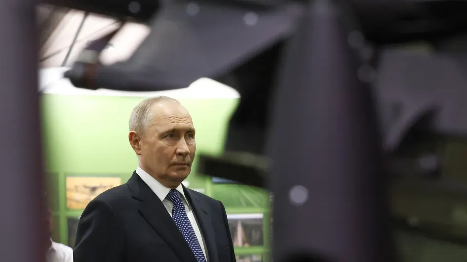 По словам президента, граждане добровольно направили через Общероссийский народный фронт около 70 млрд рублей на поддержку операции; одновременно военные расходы страны растут и могут превысить заложенные в бюджете суммы.