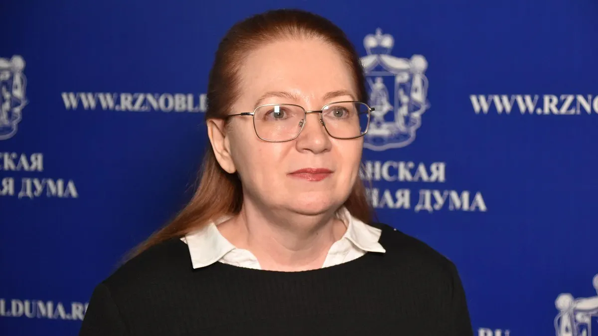 Советник зампреда правления Сбербанка Лиана Пепеляева выдвинута от «Единой России» по Скопинскому округу в Рязанской области; ранее она работала в юридической сфере в Новосибирске и представляла интересы «Сибнефти».