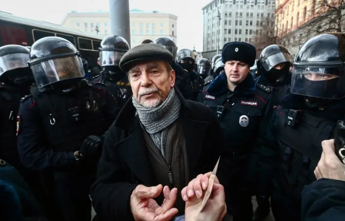 В Хорошевском суде Москвы началось заочное рассмотрение уголовного дела против 84‑летнего правозащитника: обвинение просит 6,5 года лишения свободы и 10 лет запрета администрирования интернет‑ресурсов за создание «нежелательной» организации и нарушения, связанные со статусом «иностранного агента».