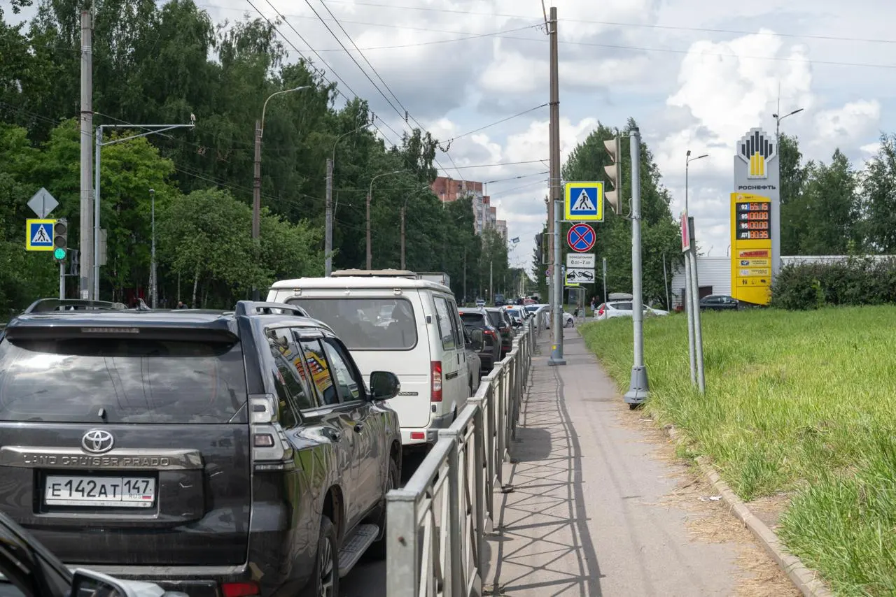 Проверка нескольких заправок в разных районах Санкт‑Петербурга показывает, что пока в город привозят топливо стандарта Евро‑5. В то же время в России с июля временно разрешили оборот бензина Евро‑3 из‑за нападений на НПЗ, что может повлиять на качество воздуха.