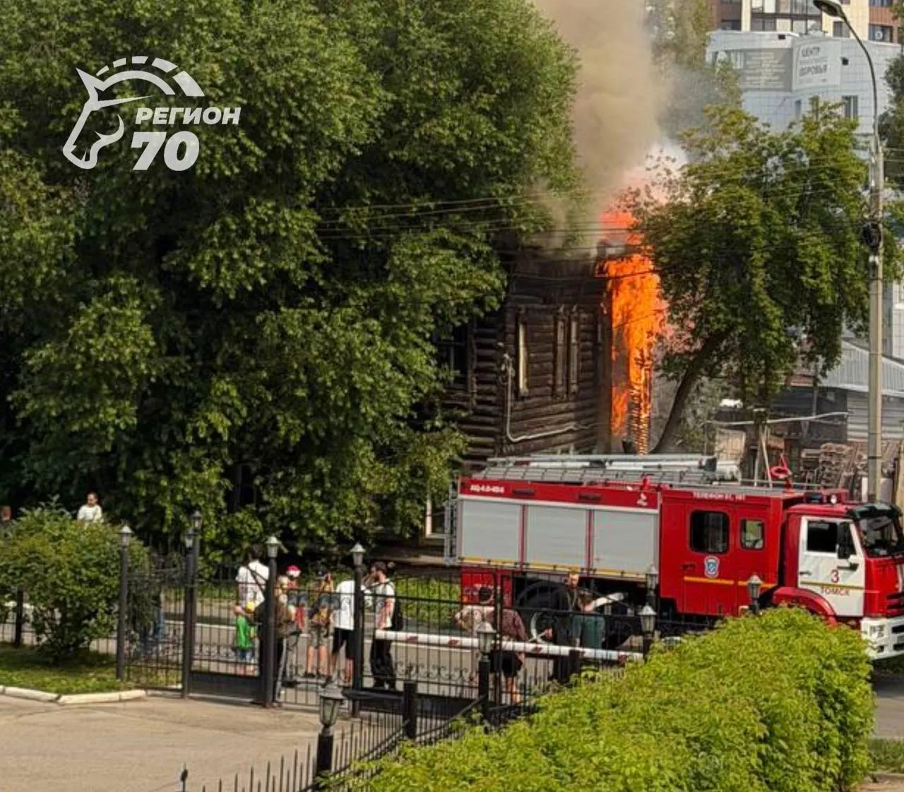 Пожар охватил крышу двухэтажного здания 1917 года в районе Мухин бугор на Петропавловской, 7. Площадь возгорания — 130 м², для тушения привлекли более 20 спасателей; пострадавших нет.