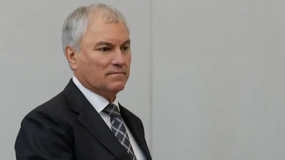 Спикер Госдумы поставил городской электротранспорт в приоритет; глава транспортного комитета обратился к автомобилистам с просьбой «потерпеть». Тем временем по всей стране действуют лимиты на заправку, а производство бензина сократилось после ударов по топливной инфраструктуре.