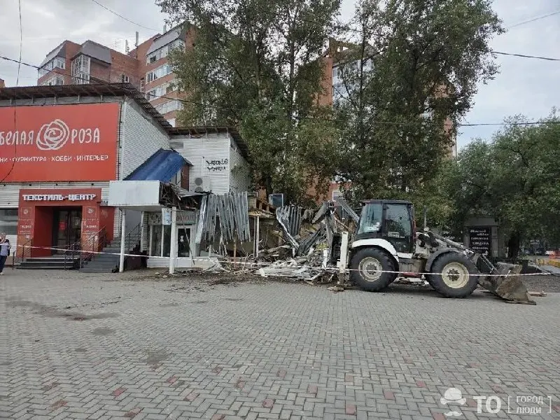 На Красноармейской, 141 разобрали павильон, где почти 30 лет продавали известные пончики. Демонтаж провели по решению суда; сейчас вывозят мусор, а территорию планируют благоустроить.