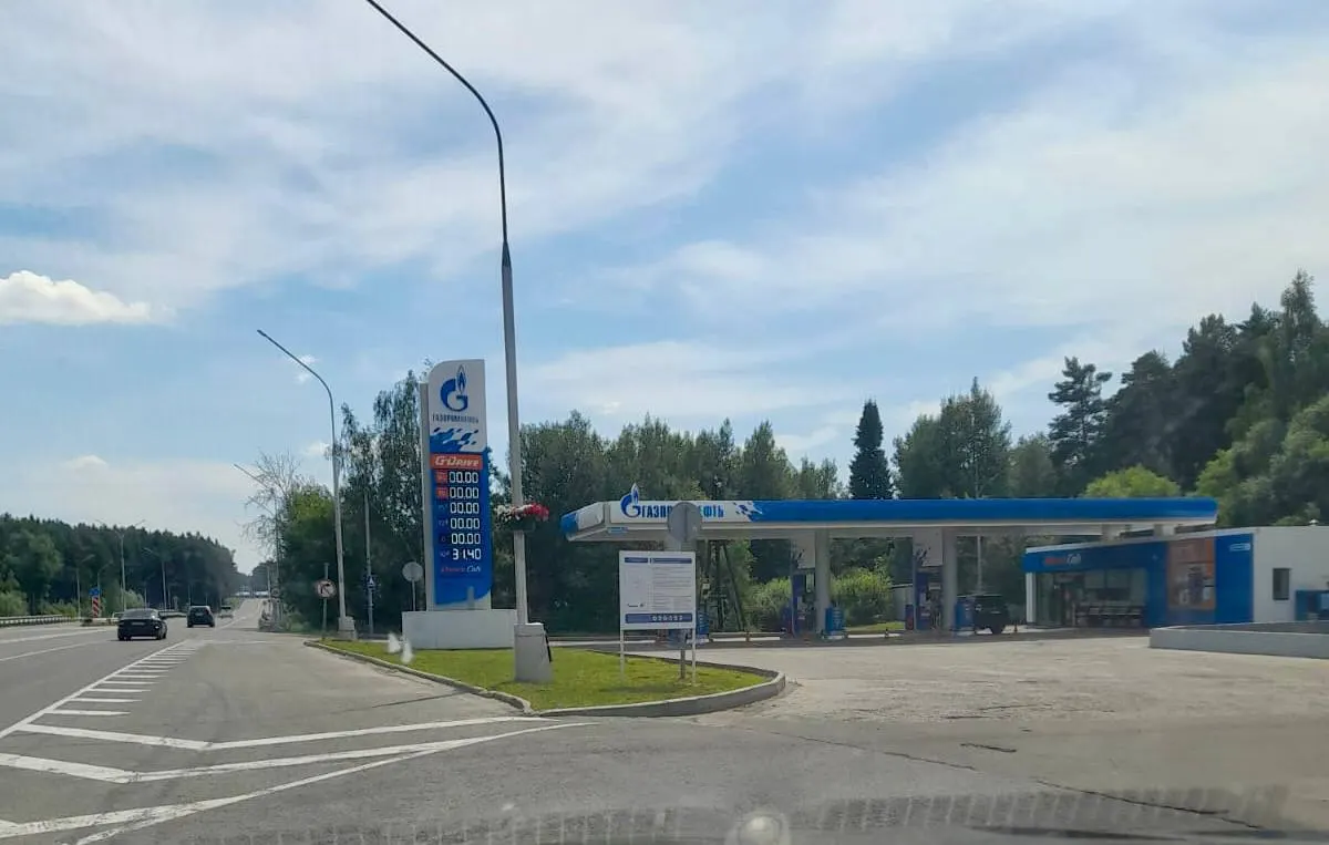 Жители попросили опубликовать список 32 АЗС с бензином и дизелем. В профильном департаменте ответили, что ситуация меняется из‑за поставок и техобслуживания, и рекомендовали пользоваться навигационными приложениями и отзывами пользователей.