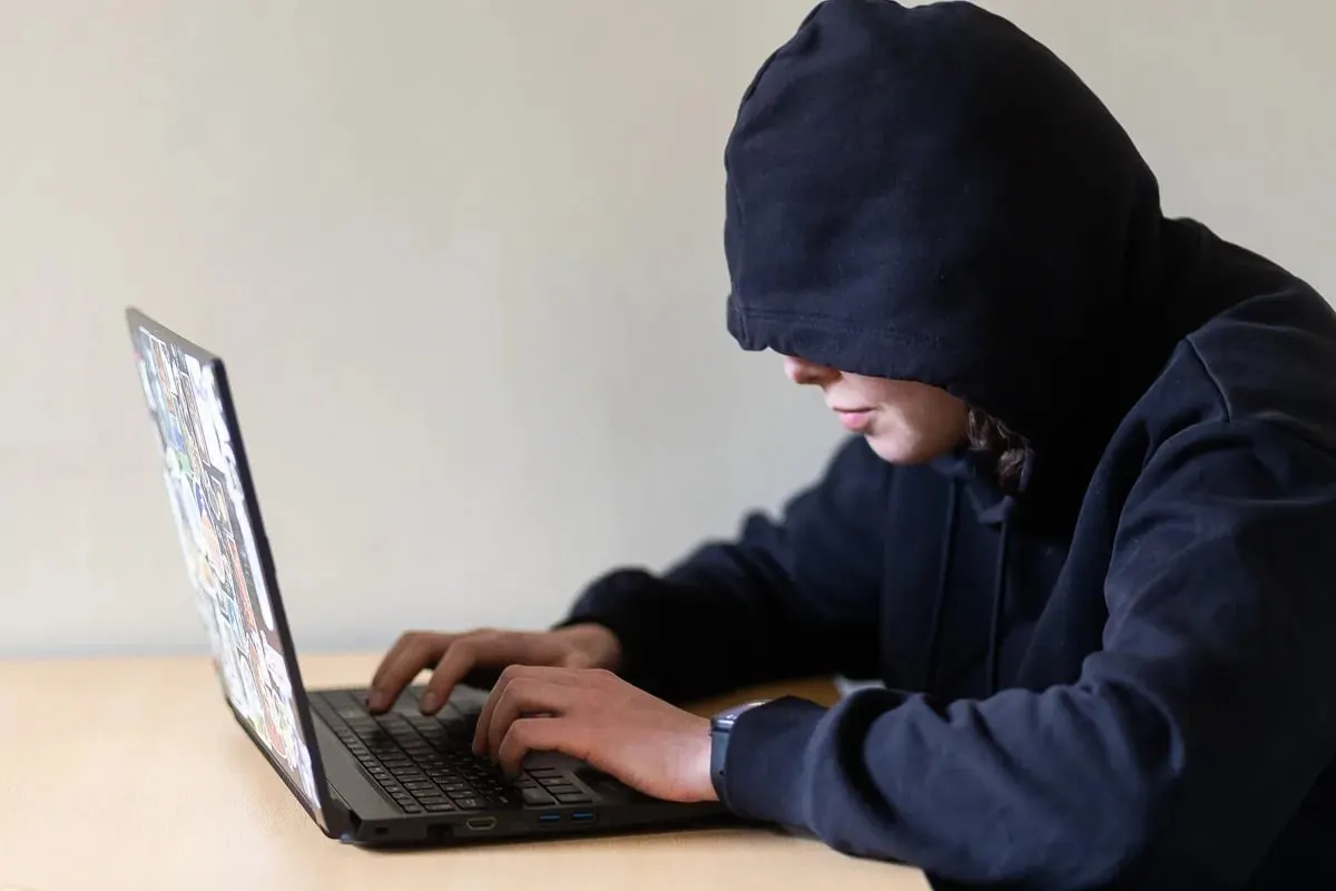 Законопроект предлагает через суд запрещать преследователям приближаться к жертве, выходить с ней на связь и посещать её привычные места; документ направлен в правительство и может вступить в силу 1 января 2027 года.