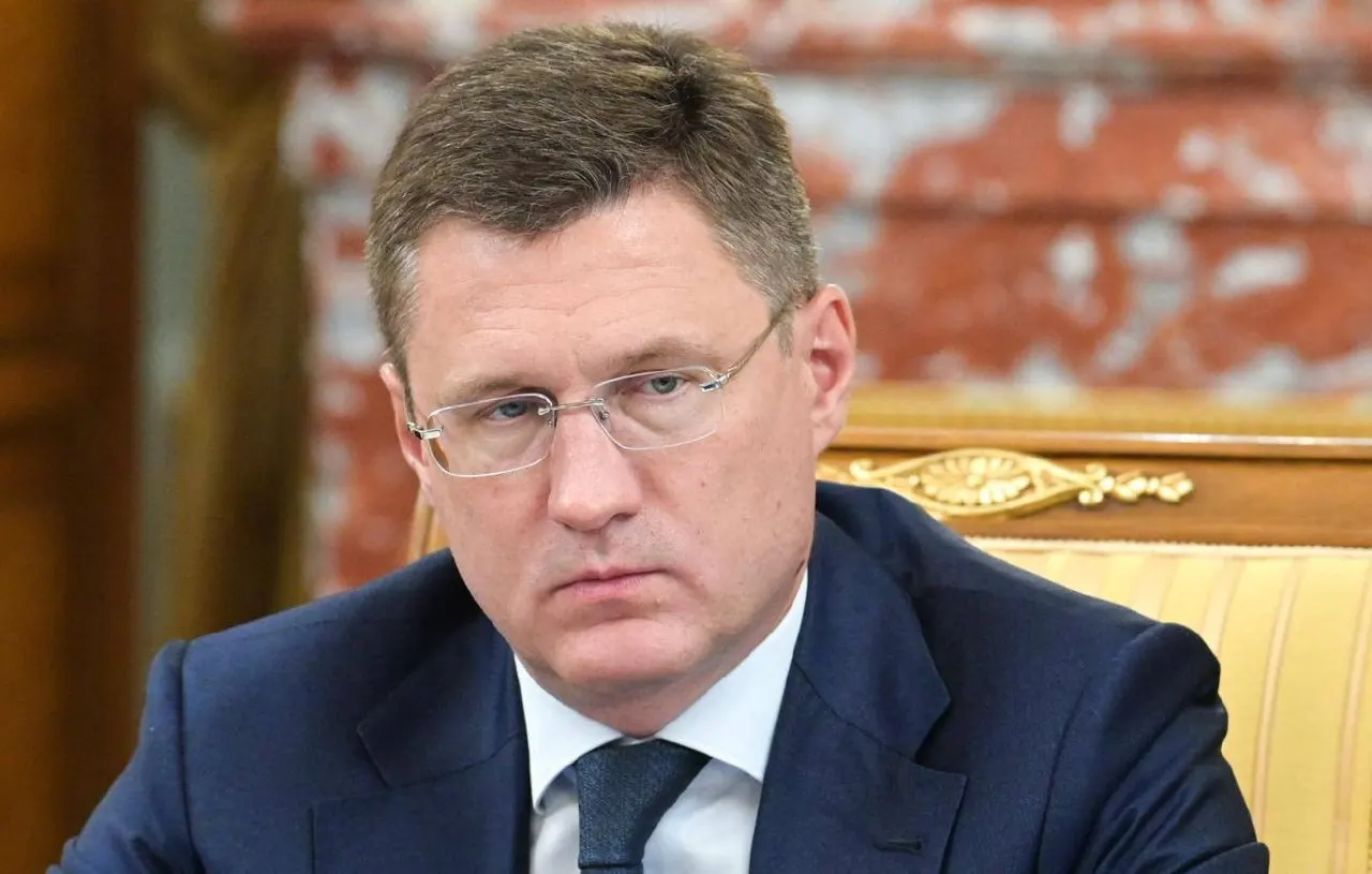 Из‑за частичного вывода НПЗ из работы в стране наблюдается дефицит топлива. Власти принимают меры для загрузки заводов и восстановления производства в необходимом объёме.