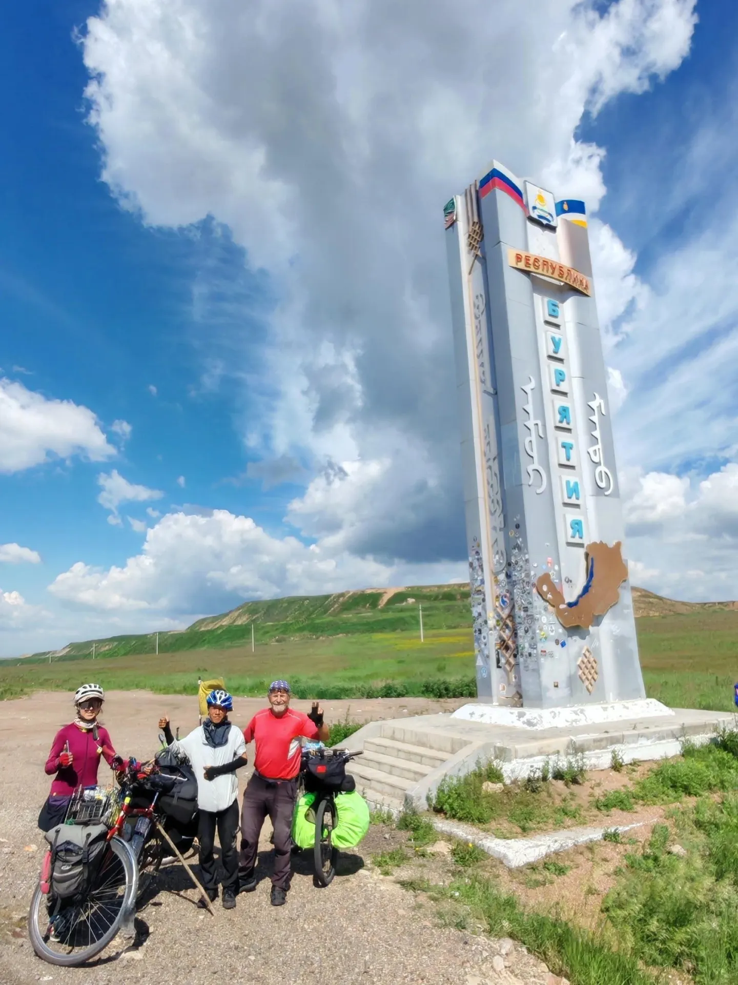 Андрей Козлов в пути уже 66 дней: он преодолел более 7 тысяч километров. Ранее он вместе с попутчиком из Томска наслаждался берегами Байкала и наметил маршрут через Бурятию к Улан‑Удэ.