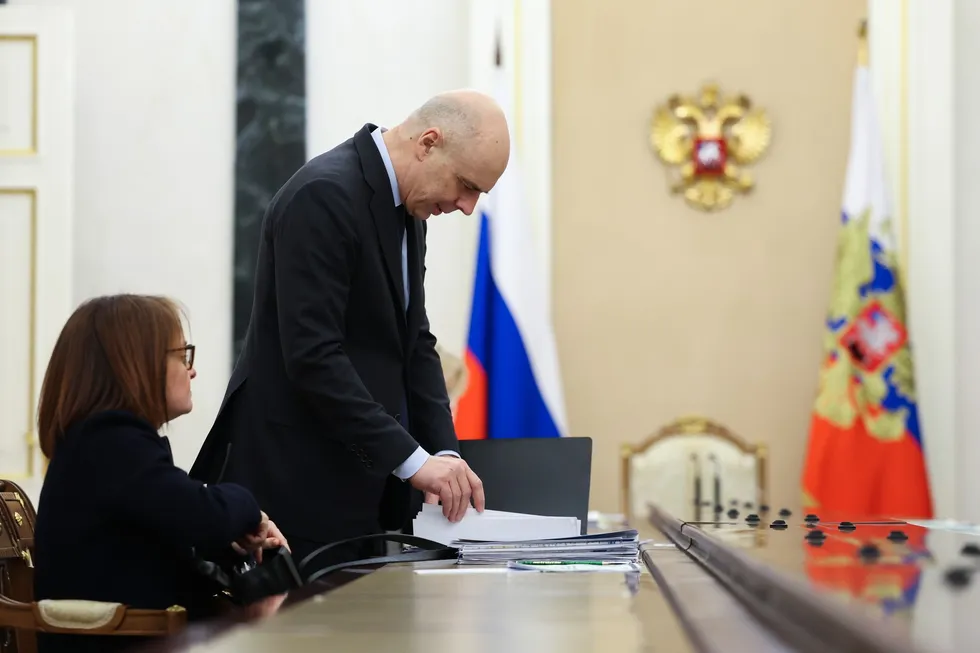 Госдума дала Минфину право наращивать расходы и госдолг без повторного одобрения парламента. Эксперт объясняет, почему это подрывает предсказуемость бюджетной политики, повышает стоимость денег и переносит бремя войны на бизнес и население.