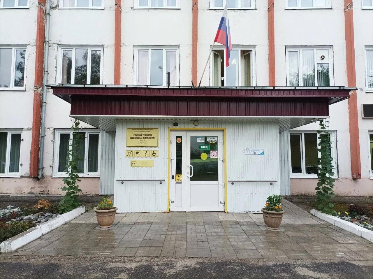 Житель проверил убежище на Войкова, 86: калитка закрыта, указателей нет. По официальной карте в Томске 11 укрытий, в Северске — более 50.