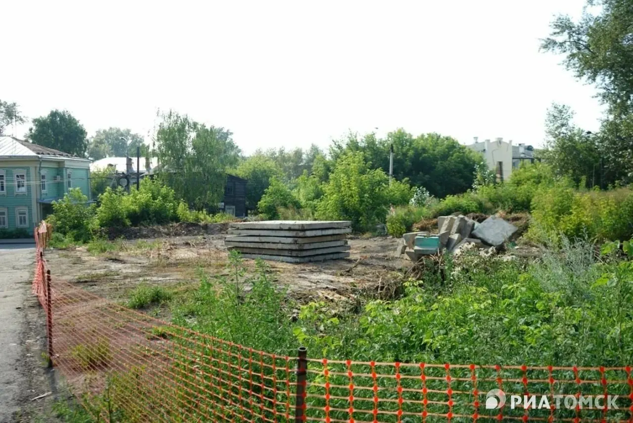 Деревянный двухэтажный дом на Крылова готовят к сборке на месте: монтаж ограждений уже начался, работы по фундаменту планируют завершить в 2026 году, полное восстановление — к 2027 году; здание намерены сдавать в аренду.