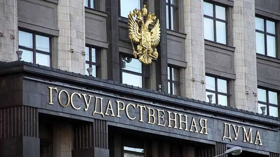 Новый закон позволяет новым собственникам или профильным ведомствам через суд лишать инвесторов из «недружественных» стран опционов на обратный выкуп активов, проданных после 22 февраля 2022 года; предусмотрены основания для отмены права и порядок компенсаций.