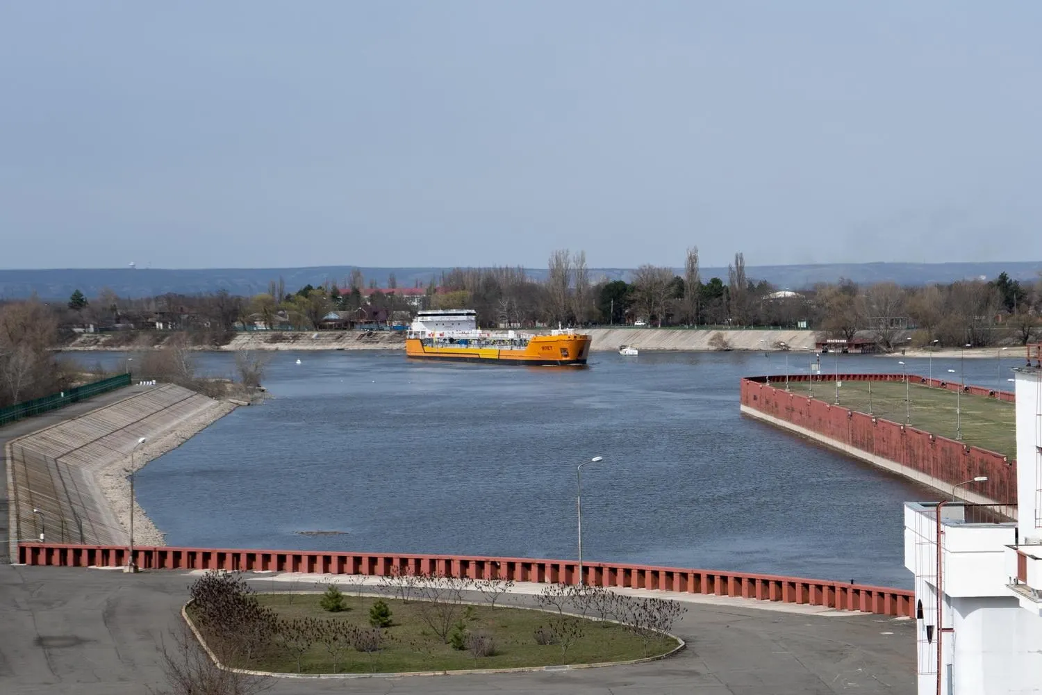 Навигация по каналу временно остановлена после серии атак беспилотников в Азовском море; это может повлиять на экспорт зерна и снабжение топливом Крыма.