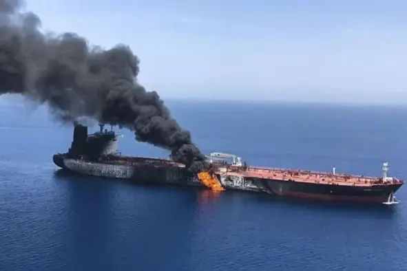 Тарифы на морское страхование взлетели, а страховщики в ряде случаев отказываются страховать военные риски. Власти обсуждают варианты государственной поддержки и механизмы коллективного страхования.