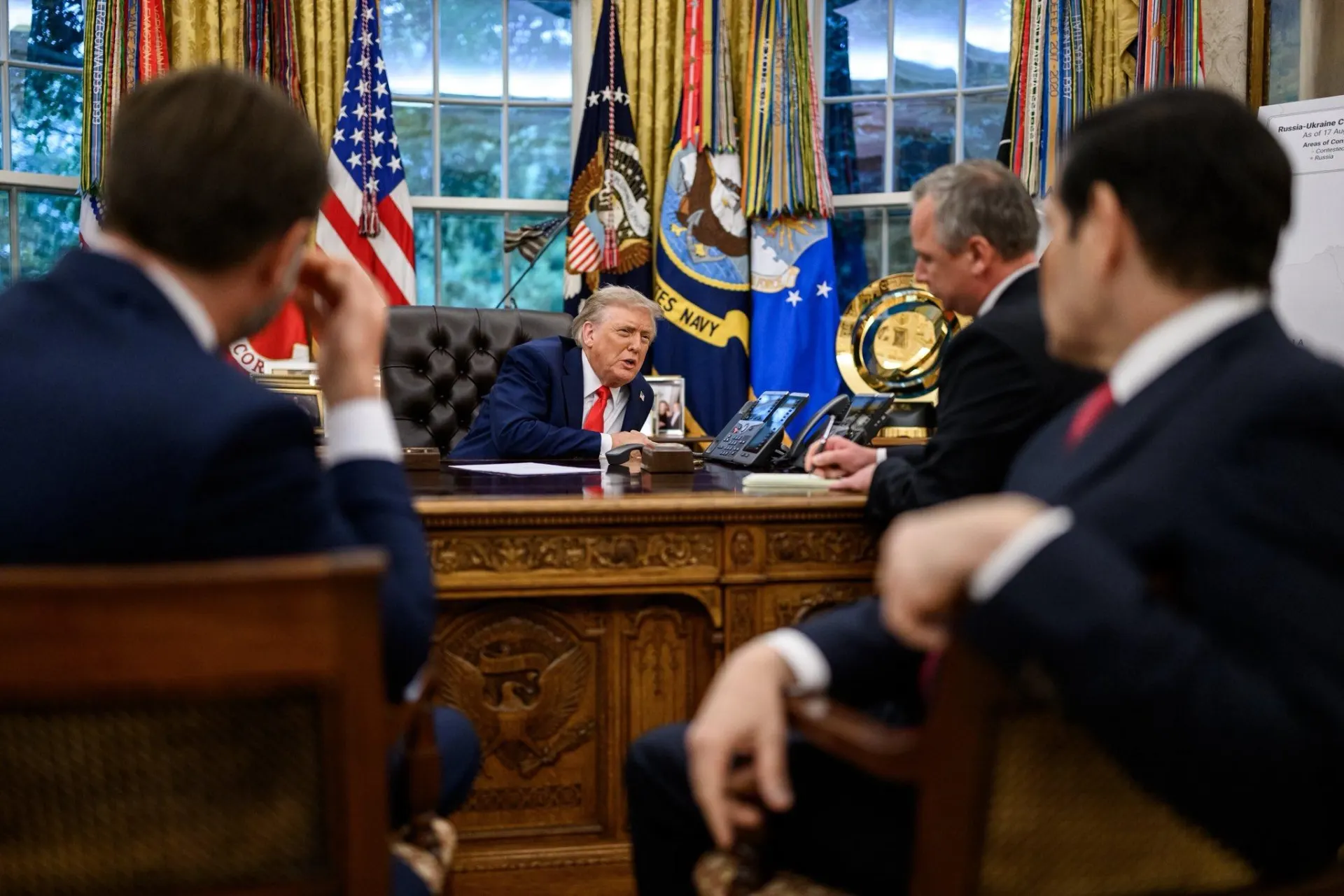 4 июля Дональд Трамп провёл телефонные беседы с лидерами Украины и России: обсуждали ситуацию на фронте, дипломатические контакты и возможные дальнейшие переговоры; официальных подробностей пока нет.