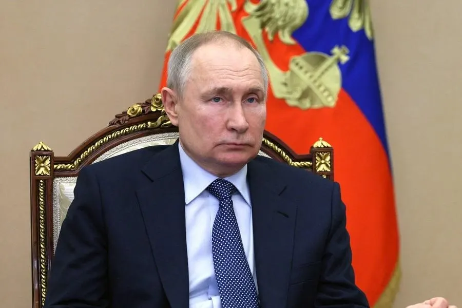 Владимир Путин в ответ на предложение Касым‑Жомарта Токаева «заморозить» конфликт заявил, что боевые действия могут прекратиться лишь после выполнения российских задач; по словам пресс‑секретаря, условия прекращения были изложены МИД два года назад.