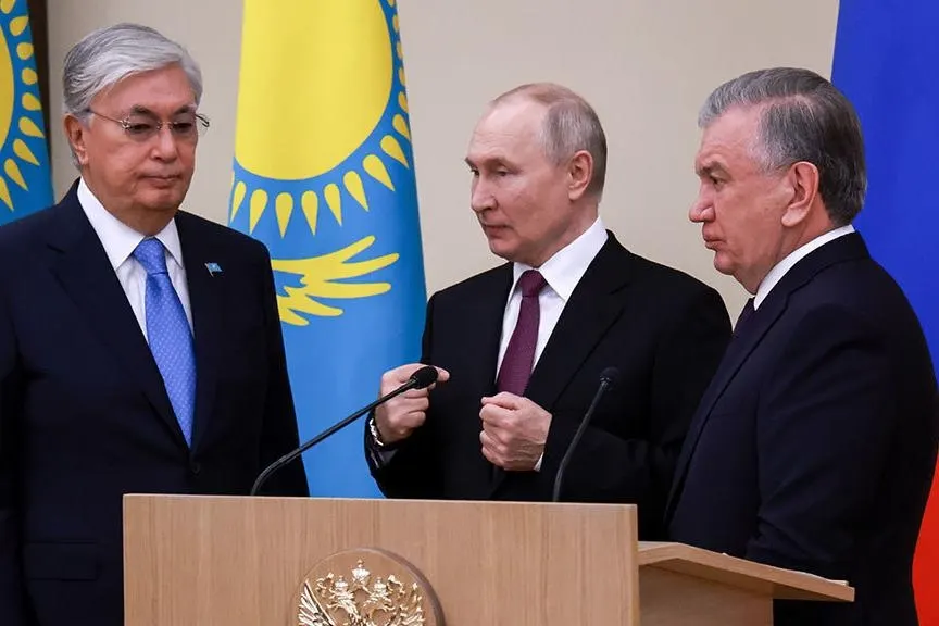 Президент поручил правительству обсудить корректировку действующих соглашений о военно‑техническом сотрудничестве с Казахстаном и Узбекистаном на фоне западных санкций и ограничений поставок технологий и комплектующих.