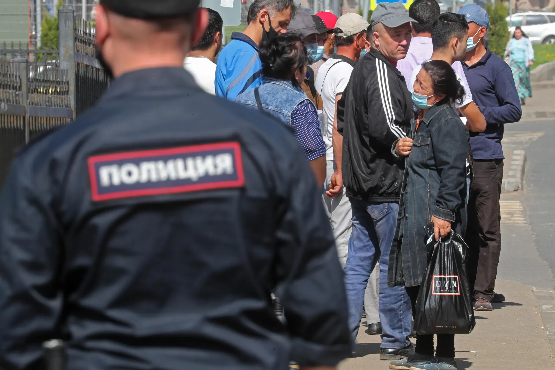 Во второе чтение в Госдуме внесены поправки: в список нарушений, влекущих обязательную выдворение, хотят добавить дискриминацию и неповиновение требованиям пограничника.