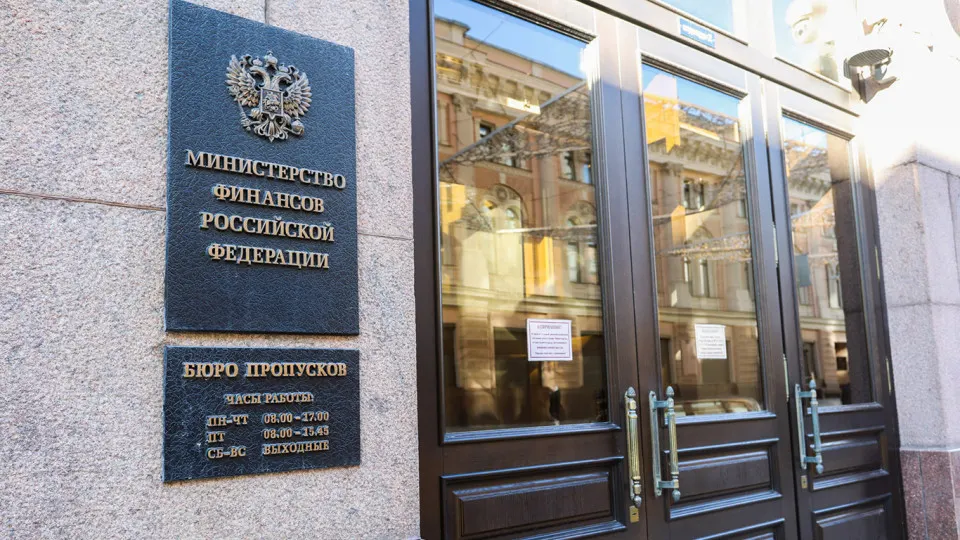 После 2022 года бюджет стал сильно зависим от заимствований: госдолг вырос почти на 68%, обслуживание долгов утроилось, эксперты предлагают ввести предельный уровень долга в 40% ВВП и предупредительный ориентир 30% ВВП.