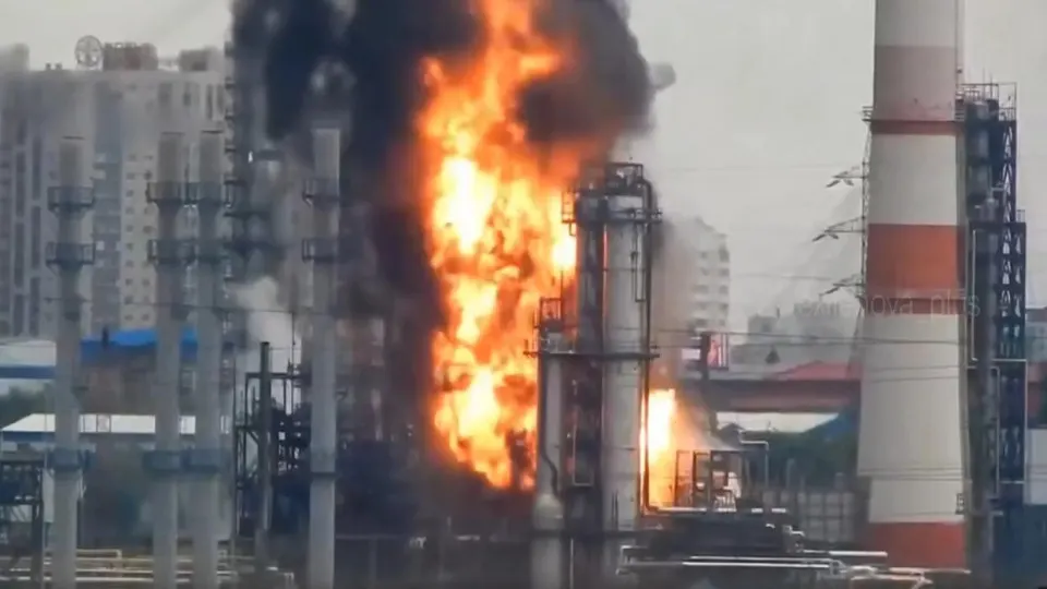 Атаки и остановки крупных нефтеперерабатывающих заводов привели к сокращению выпуска автобензина — разрыв между потреблением и производством достигает примерно 35%. Дефицит частично закрывают поставки и запасы, власти вводят временные ограничения и наращивают импорт.