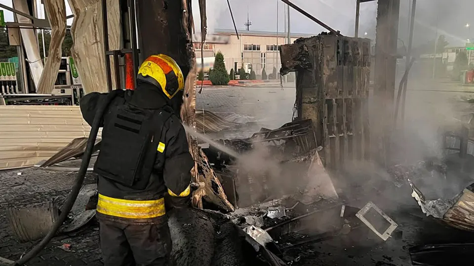 В ночь на 1 июля атака беспилотников повредила несколько АЗС в Днепропетровской области — есть жертвы и пострадавшие. Одновременно в России сохраняется острый дефицит топлива: производство сократилось, введены лимиты и растут цены, власти экстренно запускают импорт.