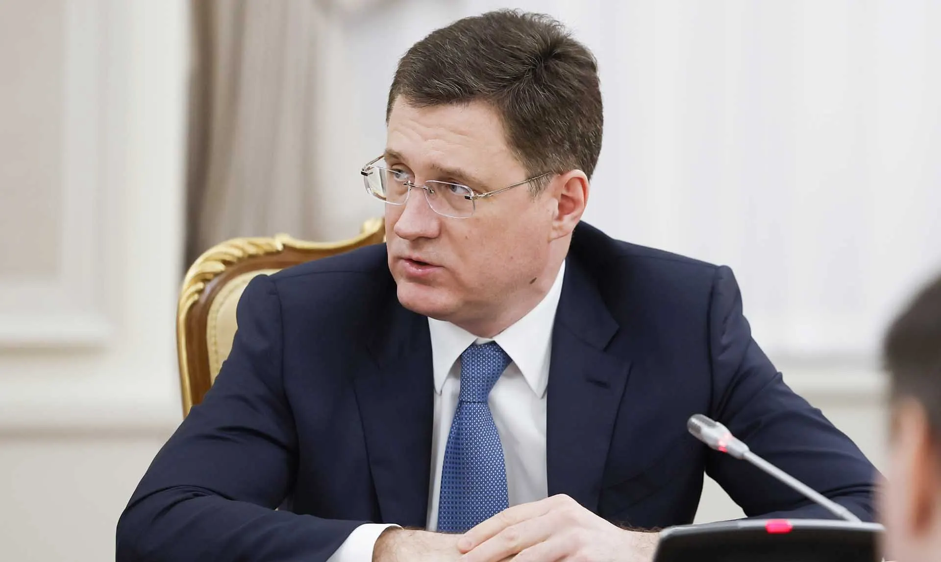 Замглавы правительства заявил, что перебои с топливом носят локальный характер и в основном связаны с логистикой; федеральный штаб оперативно устраняет сбои.