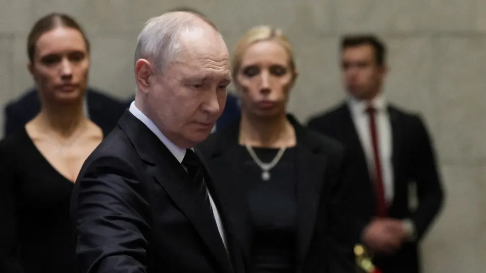 По данным нескольких источников, близких к Кремлю, президент настроен добиваться полного контроля над Донбассом, несмотря на призывы к миру и экономические трудности; возможна новая масштабная мобилизация и удары за пределы Украины.