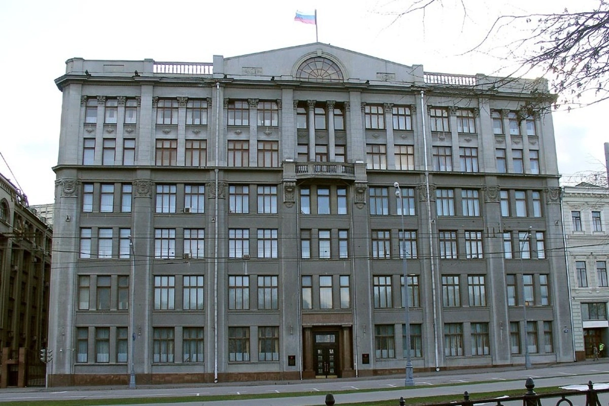 В администрации президента поручили подконтрольным СМИ ограничить показ фото и видео с последствиями ударов украинских сил по российской территории и увеличить демонстрацию результатов ответных российских атак, сообщают источники.