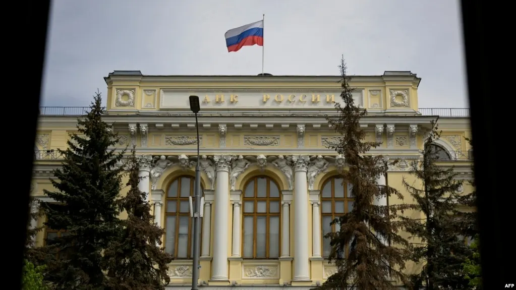 ЦБ включил Bitcoin, Ethereum и Tether USDT в перечень доступных к торговле, установил годовые лимиты для неквалифицированных инвесторов и сообщил о вступлении закона о цифровых валютах в силу в 2026 году.