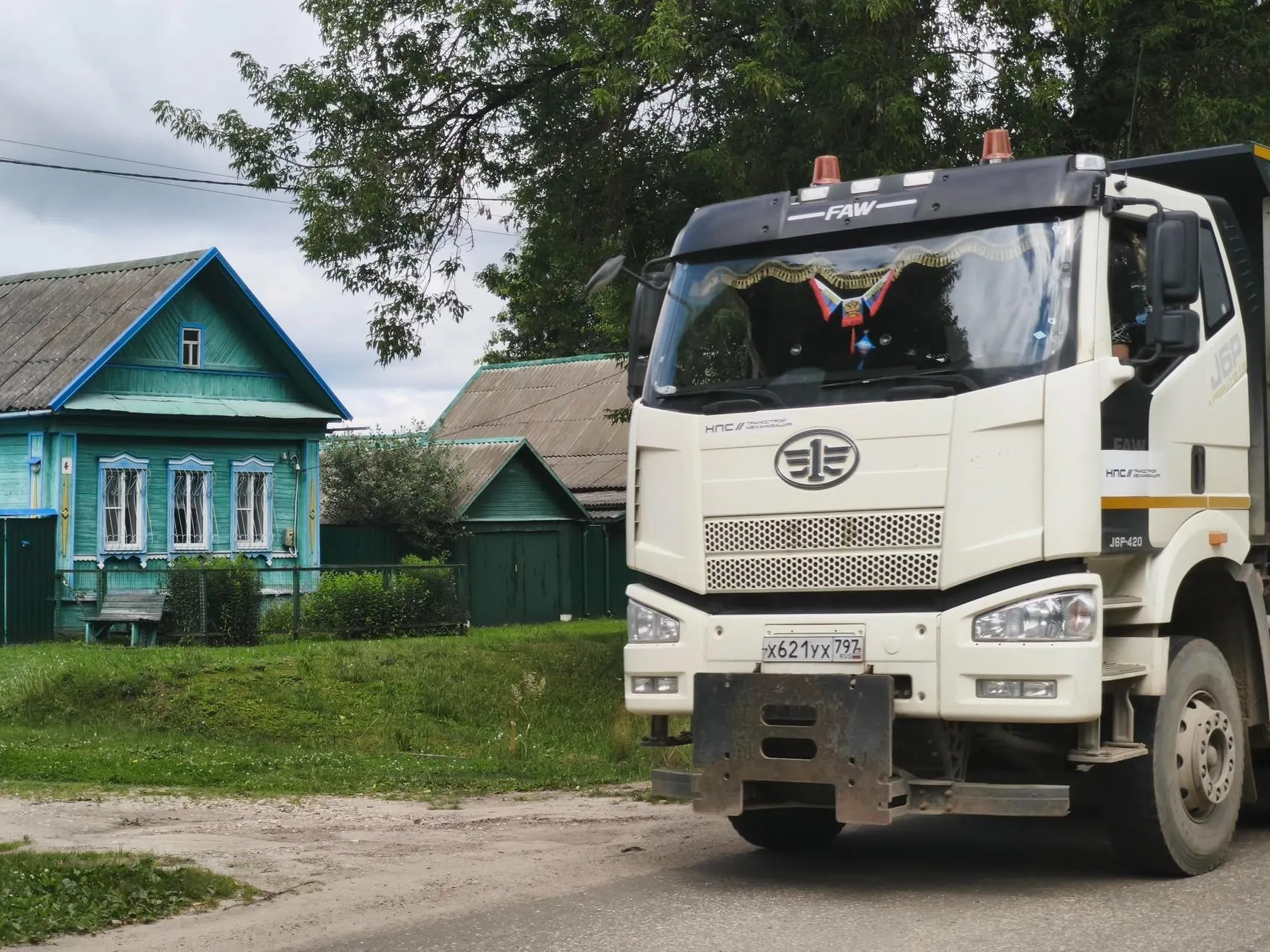 У части домов изъяли жильё, другие живут под грохотом грузовиков и рядом с приближающимися поездами.