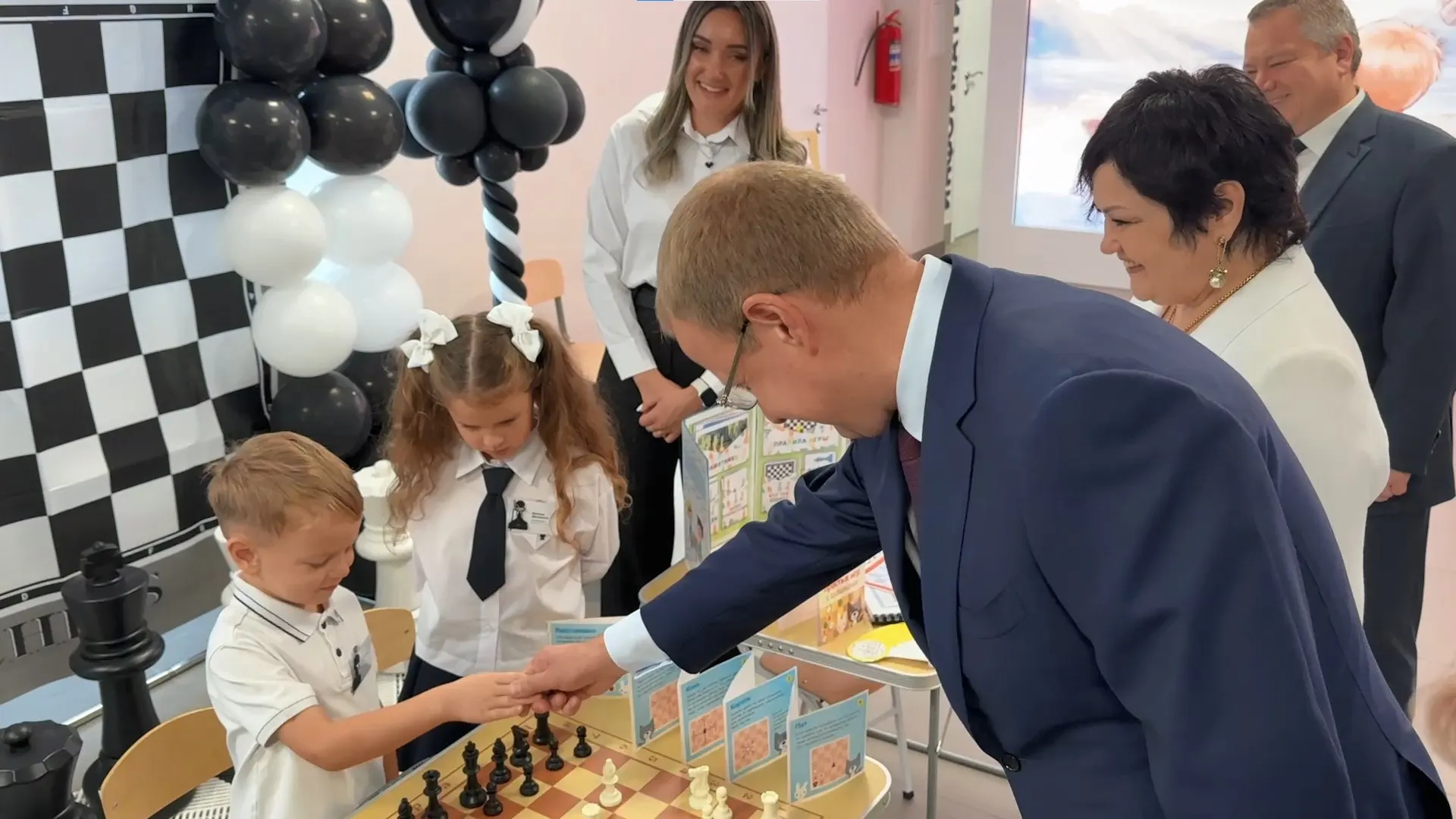 Глава региона объявил о планах обновить десятки школ и завершить строительство новых учебных зданий за счёт федеральной поддержки.