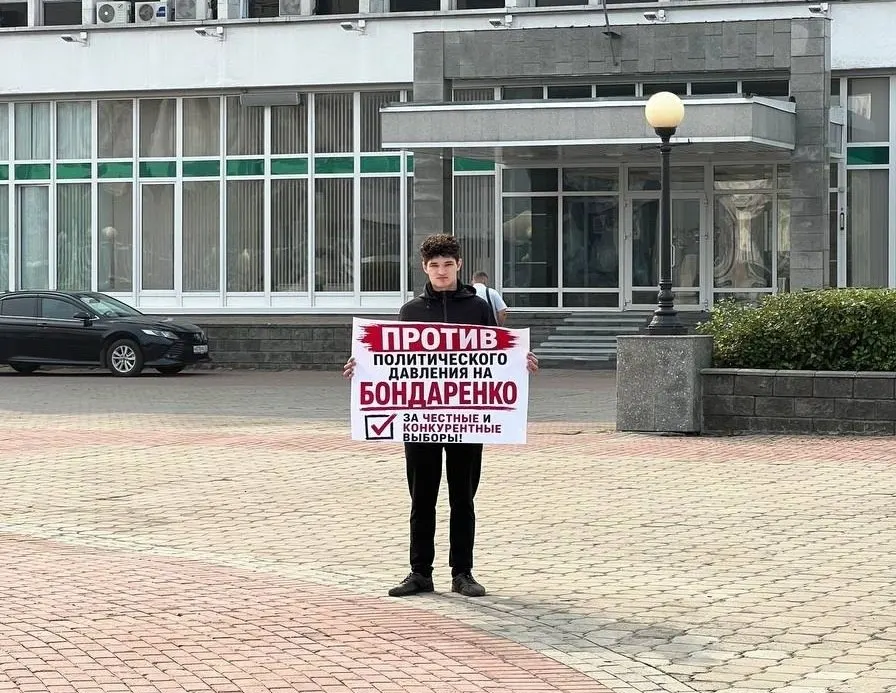 Активист устроил одиночный пикет в двух местах в Томске в поддержку Николая Бондаренко, которого могут снять с выборов за якобы публикацию экстремистской символики. По заявлению активиста, полиция снимала происходящее на видео и потребовала его данные.
