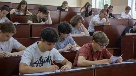 В столице и крупных городах объявлен расширенный набор в медицинские вузы, но спрос на бюджетное обучение снижается на фоне закона об обязательной отработке.
