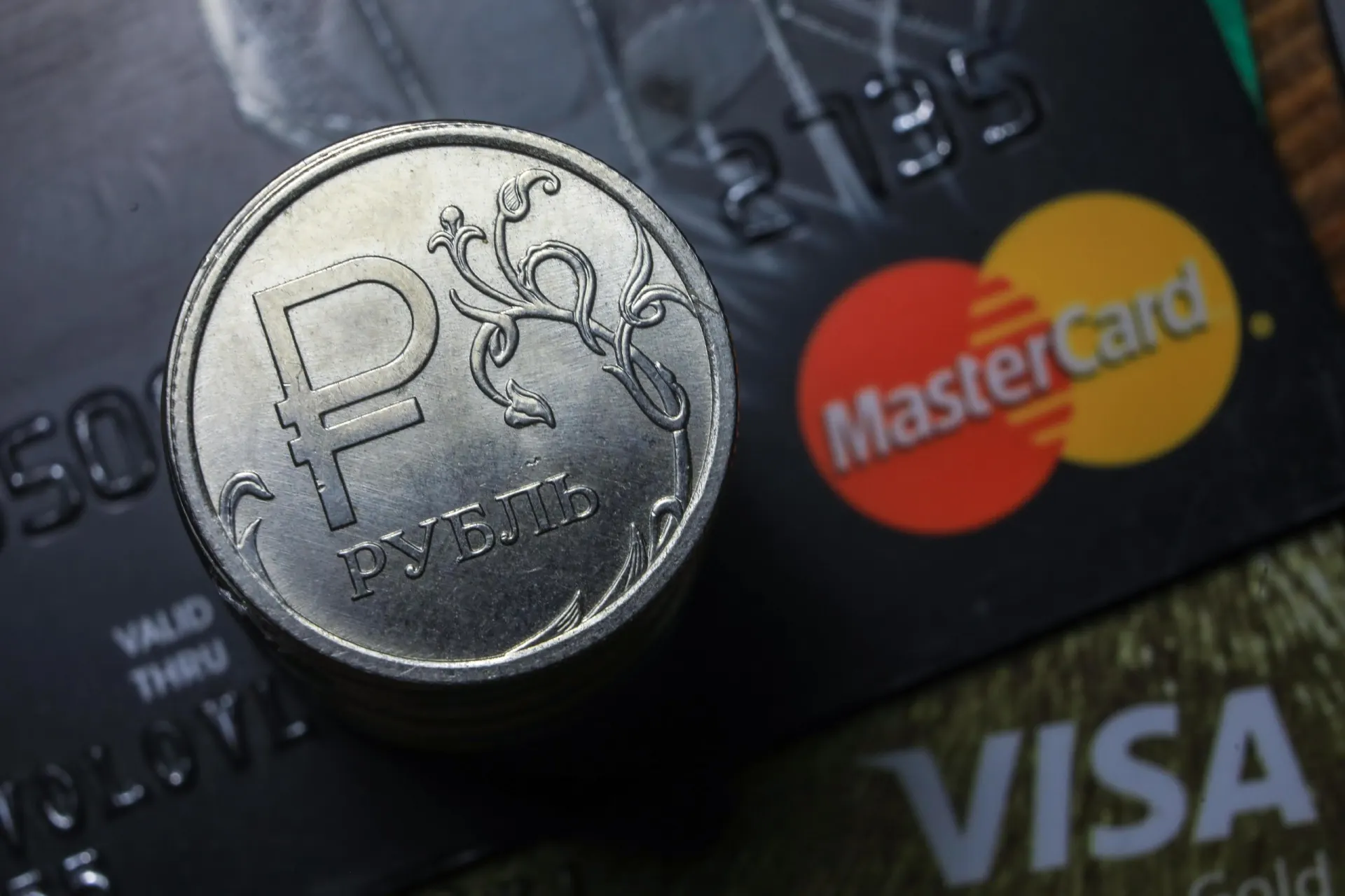 Пользователи сталкиваются с трудностями при оплате картами Visa и Mastercard, а также через СБП; причины пока не названы.