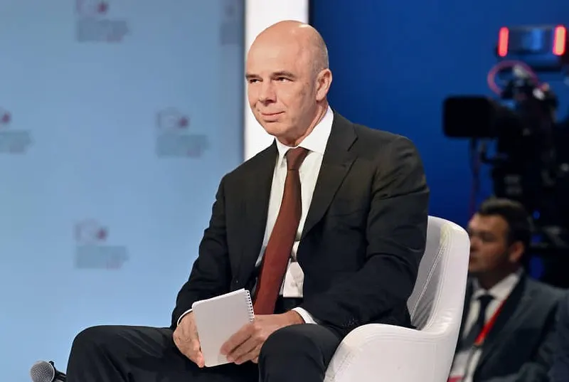 Глава Минфина заявил, что бюджет обеспечен ресурсами и обязательства будут выполнены в полном объёме; на начало года дефицит составил около 6,46 трлн рублей (примерно 2,8% ВВП).