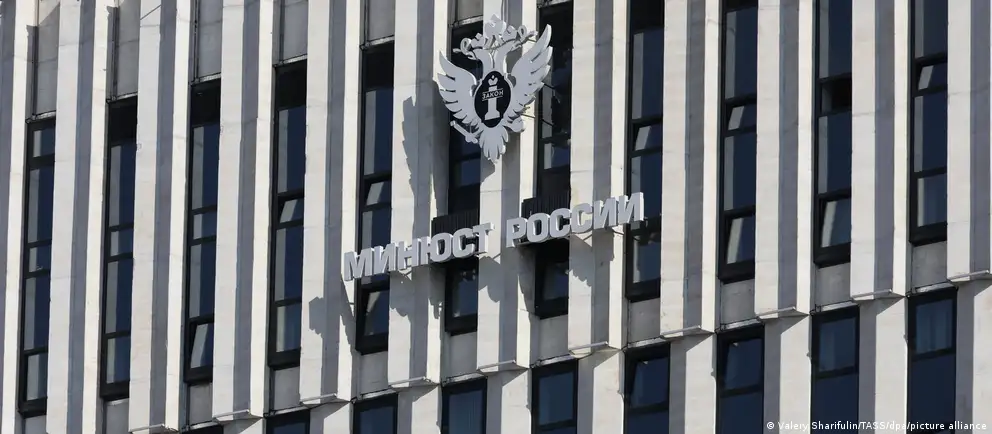 В обновлённом списке оказались иностранные фонды и иные организации, включая фонд, возглавляемый Юлией Навальной, и исследовательский центр Восточной Европы; обновление усиливает контроль за неправительственными структурами.