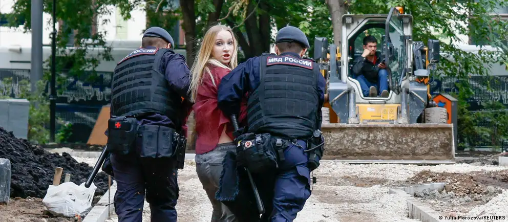 В Москве у Верховного суда проходят задержания участников акции во время апелляции партии «Яблоко» на недопуск к выборам в Госдуму.