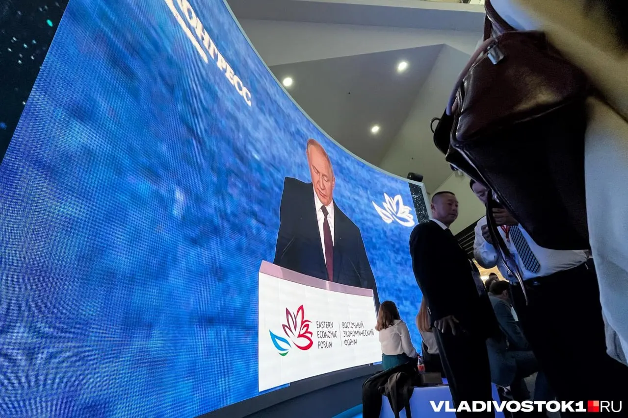 Президент России прибудет во Владивосток 2–3 сентября на Восточный экономический форум 2026 года, где обсудит развитие Дальнего Востока и примет участие в пленарном заседании.