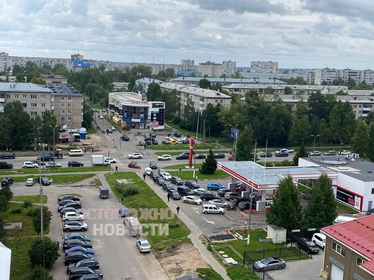 Очереди на АЗС, перебои с топливом и рост цен отмечаются во многих регионах страны, включая Пензу, Томск и другие.
