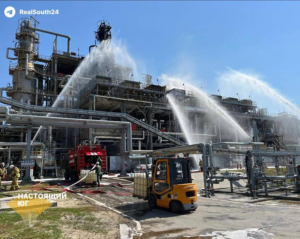 Август стал одним из самых сложных месяцев для нефтепереработки в стране: зафиксировано 21 нападение на НПЗ и остановки нескольких крупных предприятий. Переработка снизилась, поставки бензина сократились, а цены растут.