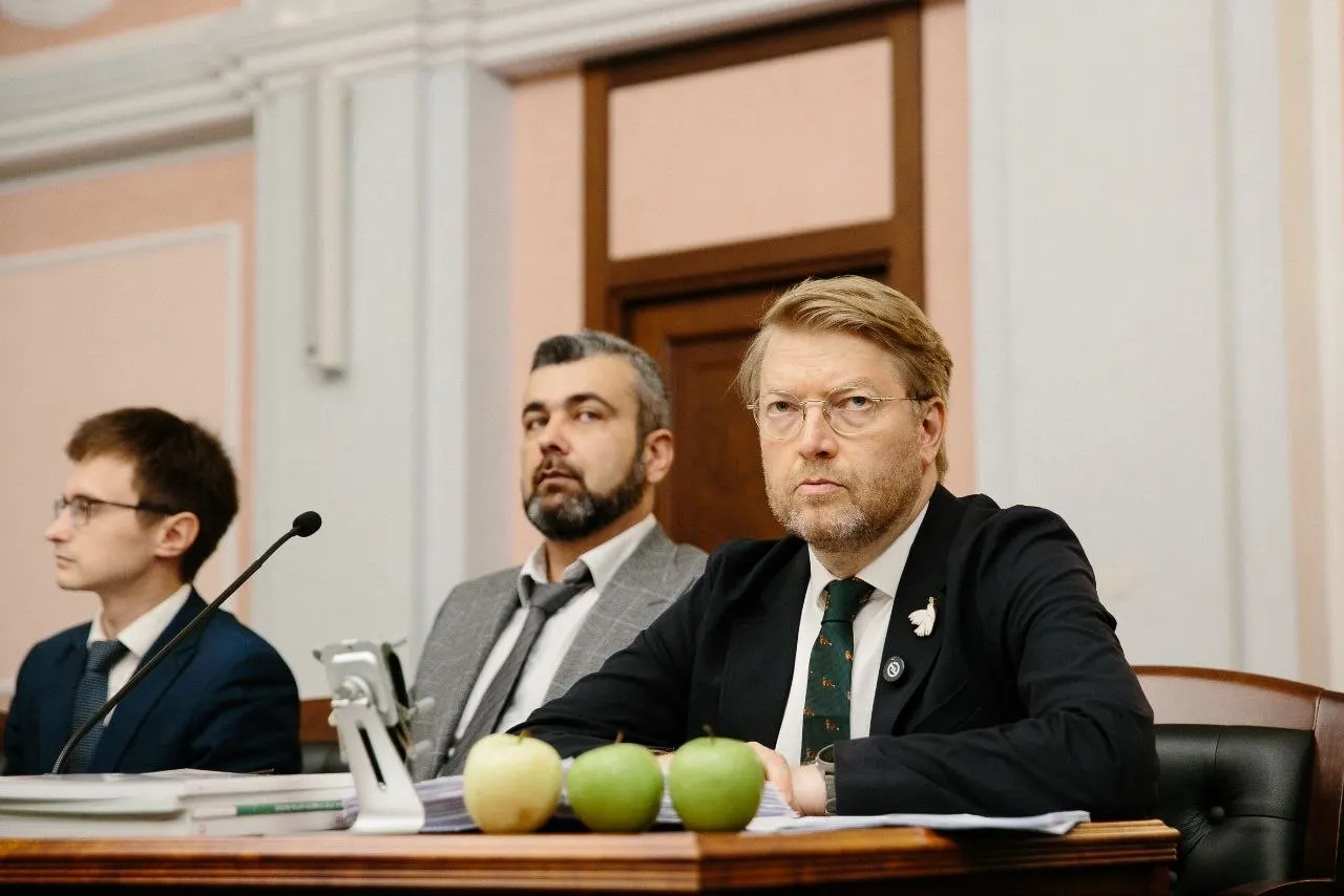 Разбирательство касается обвинений в нарушении авторских прав и призыва к прекращению огня; слушания проходят в Верховном суде.