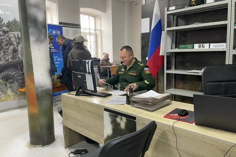 Официальные лица опровергли слухи о мобилизации; эксперты называют такие публикации психологическим давлением на общество. Разоблачение заявлений силовых структур и комментарии экспертов.