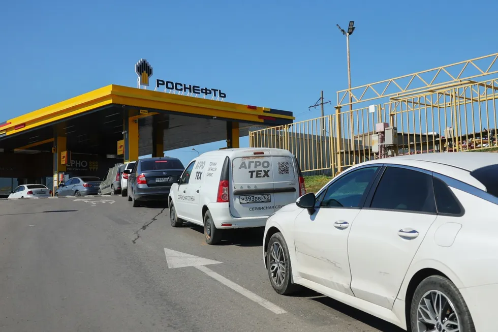 В стране снова выросли цены на бензин и дизель, на отдельных заправках введены ограничения продаж, регионы сообщают о перебоях и очередях.